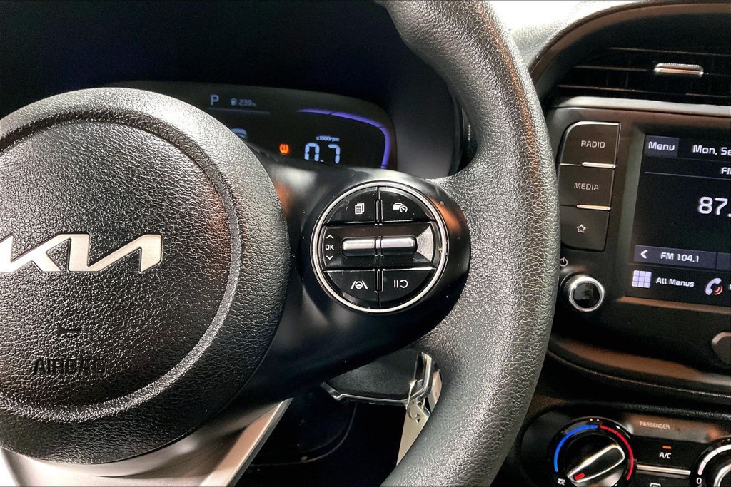 Used 2025 Kia Soul LX w/ LX Technology Package FWD image 25