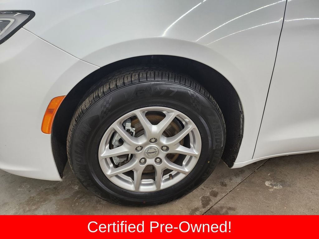 Used 2024 Chrysler Pacifica Touring-L image 35