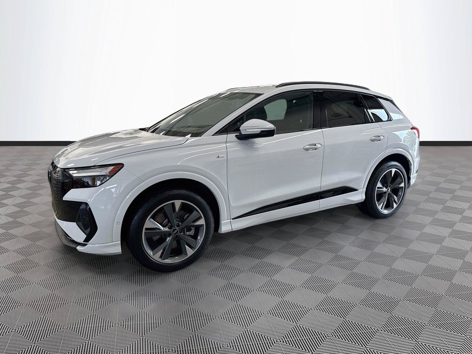 Used 2023 Audi Q4 e-tron Premium Plus w/ Premium Plus AWD/4WD image 3