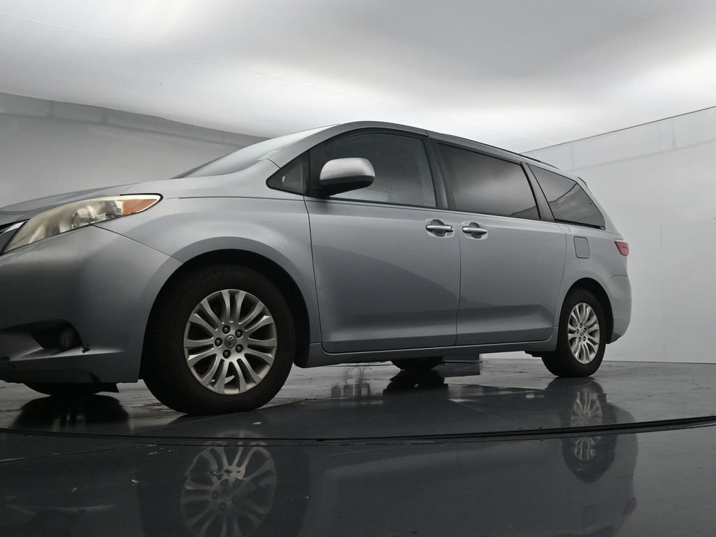 Used 2015 Toyota Sienna XLE w/ Four Season Floor Mat Package FWD image 20