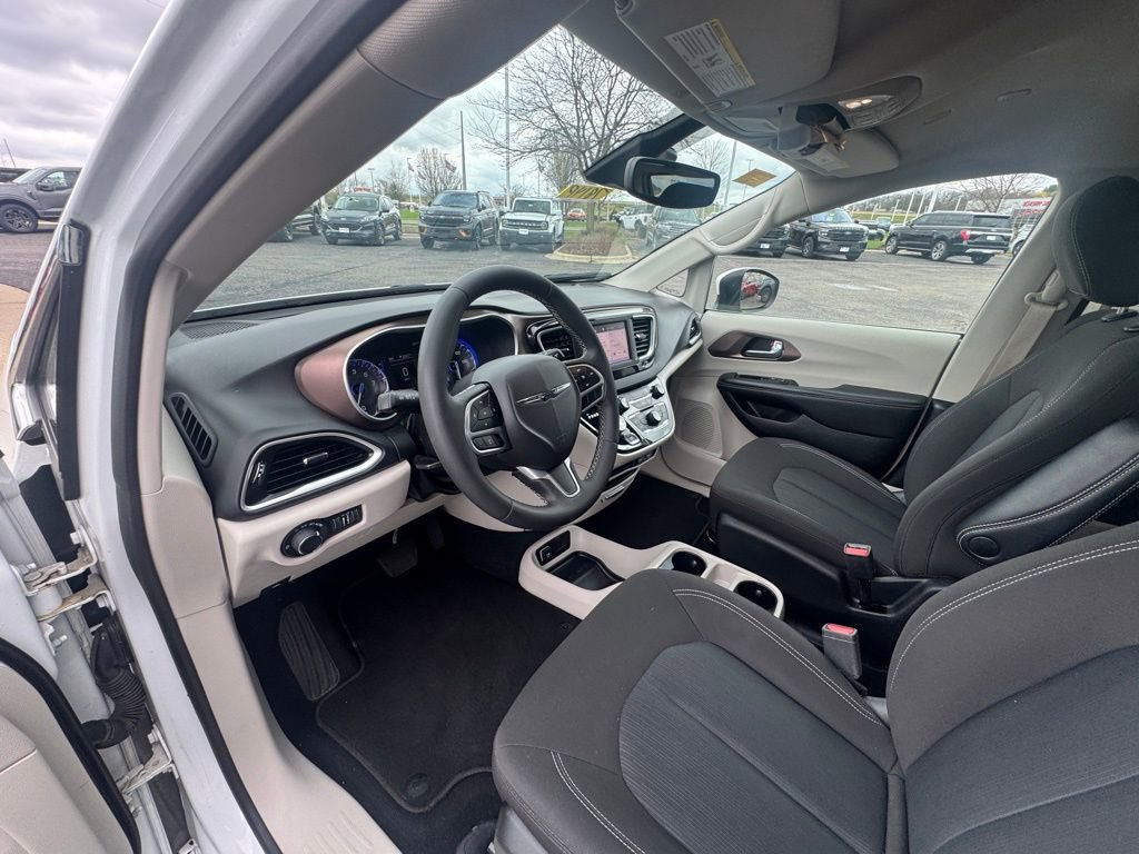 Used 2023 Chrysler Voyager LX FWD image 8