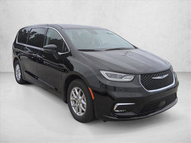 Used 2024 Chrysler Pacifica Touring-L FWD image 3
