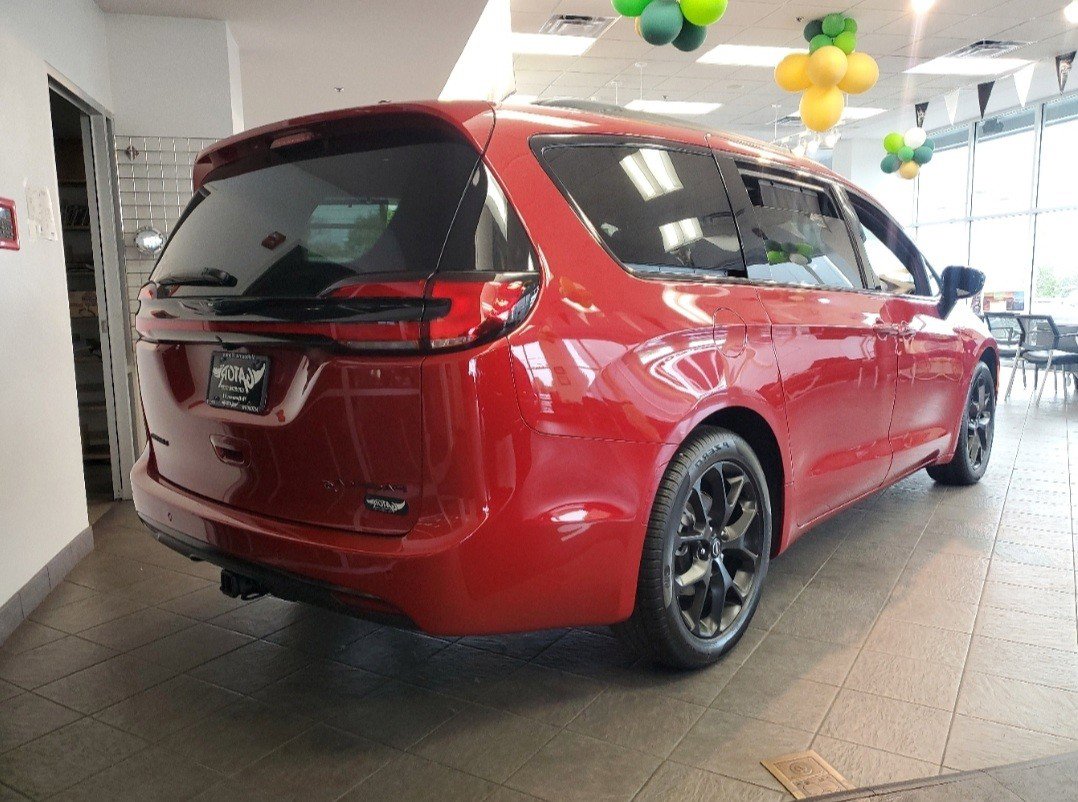 New 2026 Chrysler Pacifica Limited w/ Uconnect Theater Family Group image 4