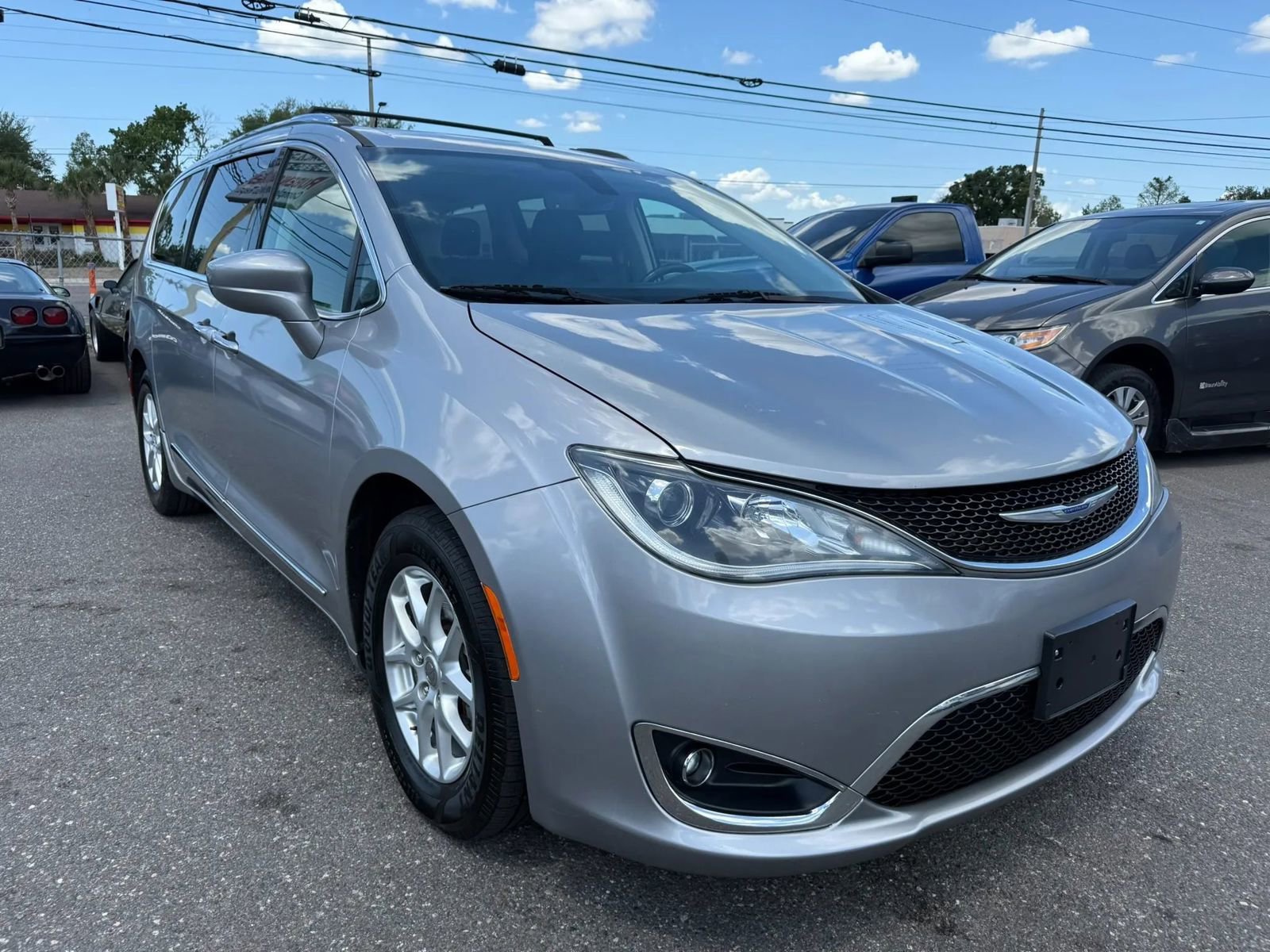 Used 2020 Chrysler Pacifica Touring-L FWD image 3