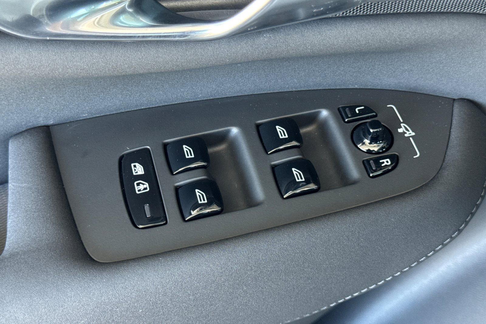 Certified 2025 Volvo XC90 B6 Core w/ Climate Package image 15