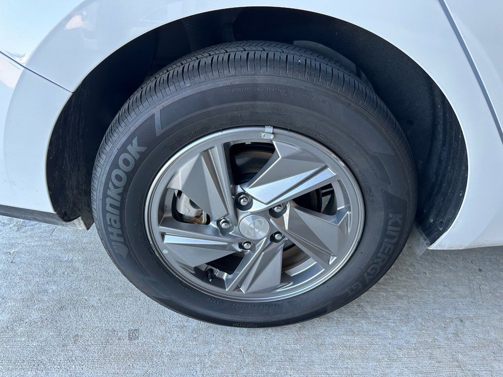 Used 2025 Hyundai Elantra SE image 30