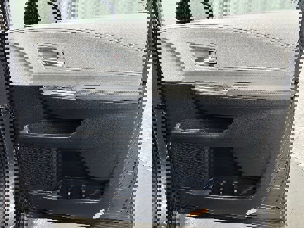 Used 2025 Toyota Sienna XLE image 60