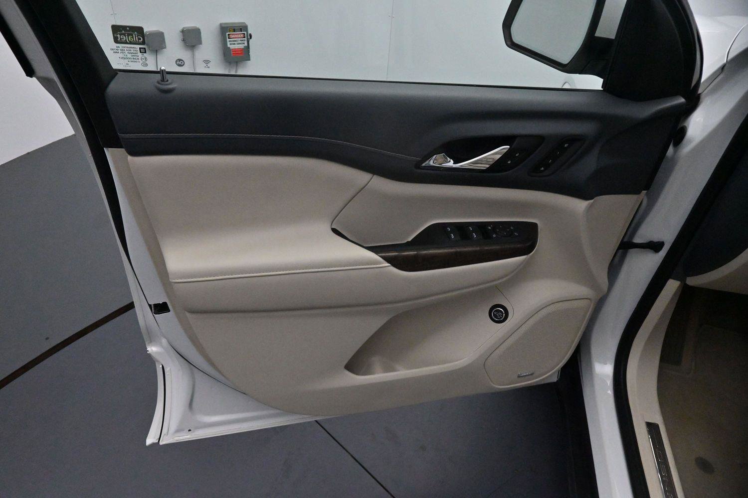 Used 2023 GMC Acadia Denali w/ Denali Ultimate Package FWD image 9
