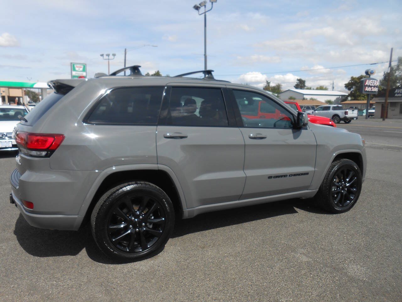 Used 2022 Jeep Grand Cherokee Laredo X AWD/4WD image 9