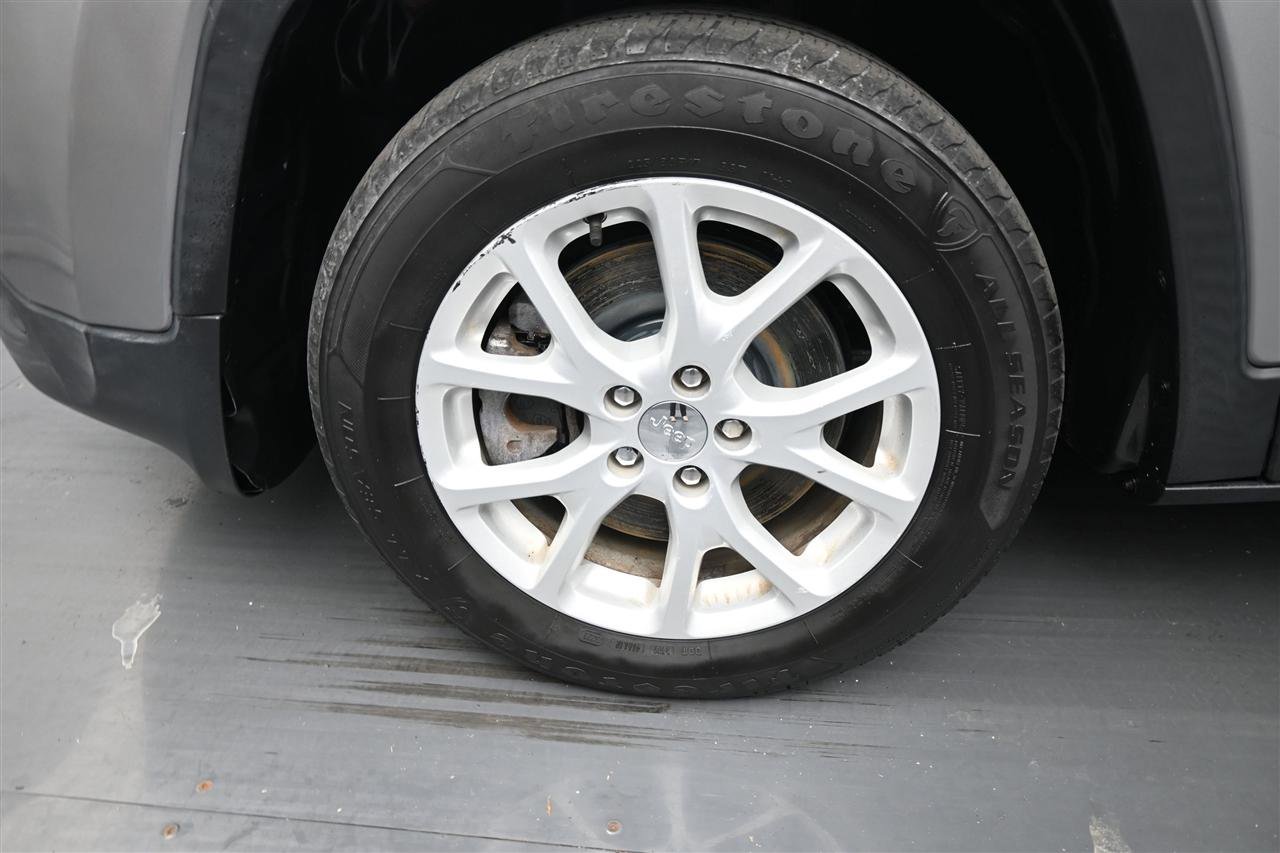Used 2017 Jeep Cherokee Latitude w/ Cold Weather Group FWD image 17
