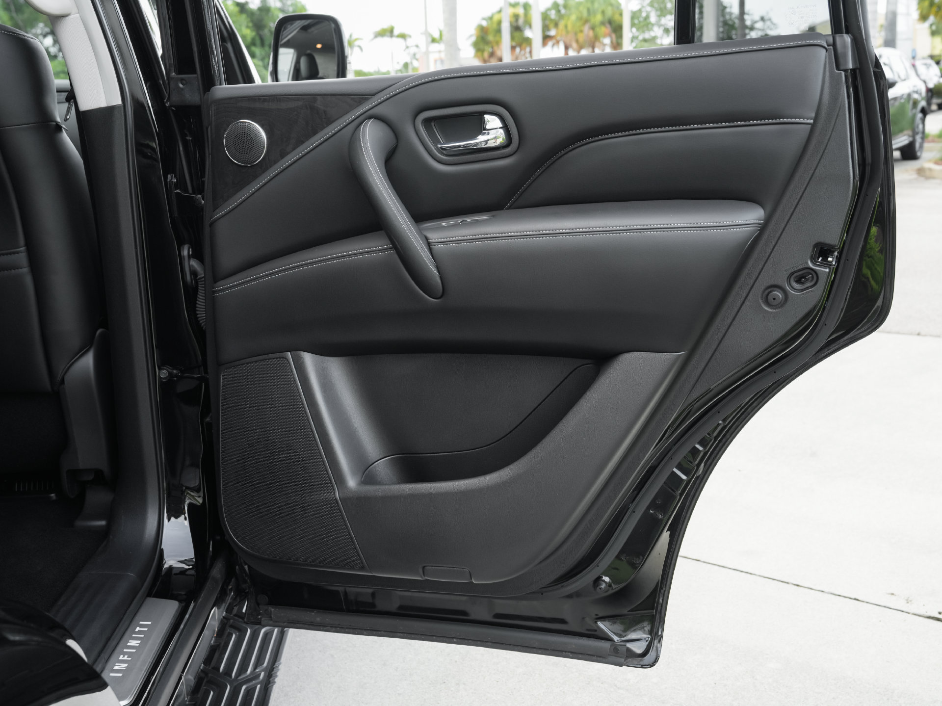 Used 2023 INFINITI QX80 Luxe w/ Cargo Package RWD image 36