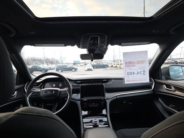 Used 2025 Jeep Grand Cherokee Laredo X image 12