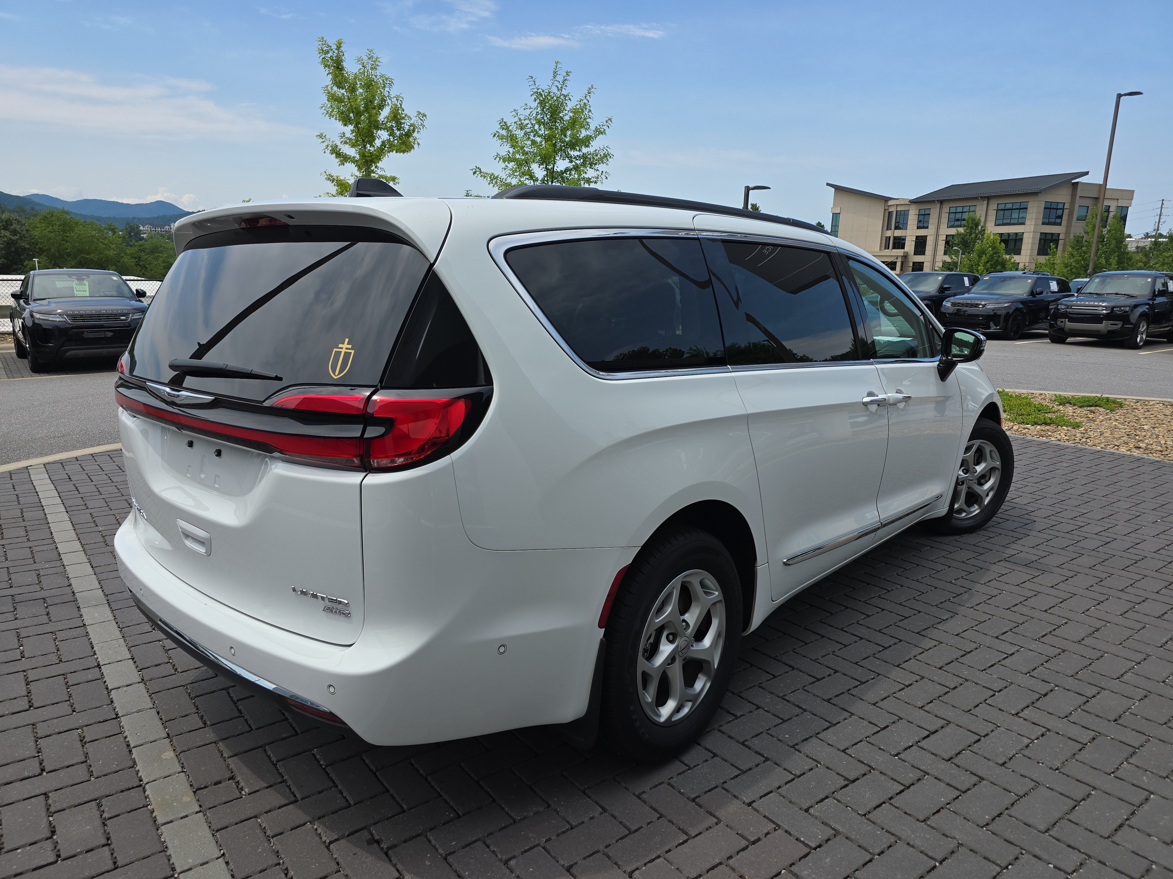Used 2023 Chrysler Pacifica Limited w/ Uconnect Theater Family Group AWD/4WD image 5