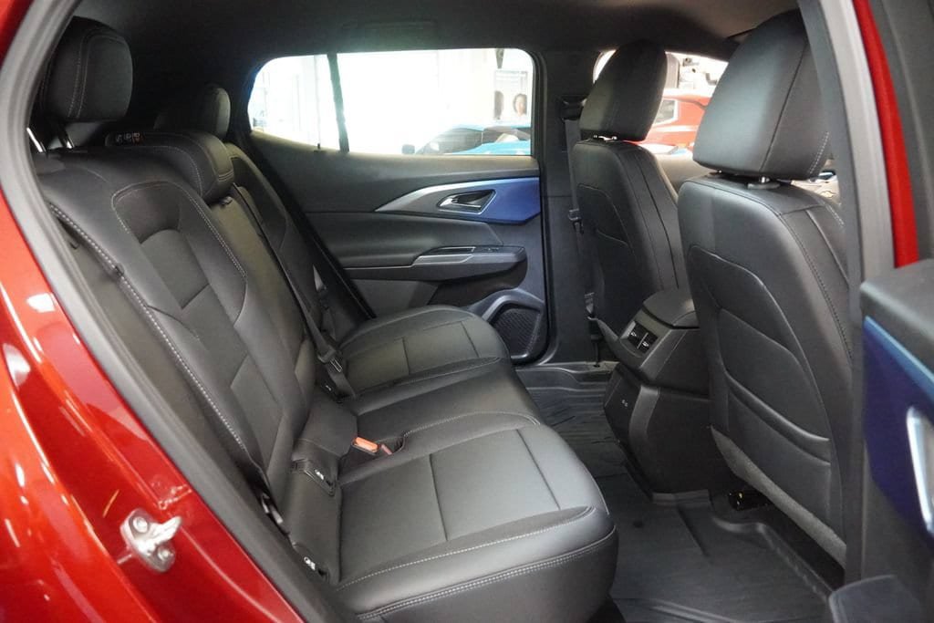 New 2026 Chevrolet Equinox EV LT w/ LPO, Blackout Package FWD image 32