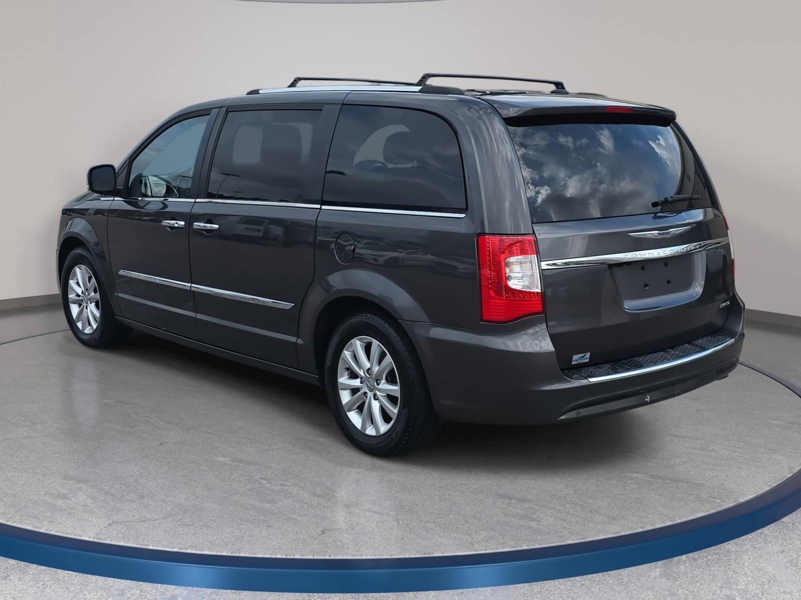 Used 2016 Chrysler Town & Country Limited Platinum image 7