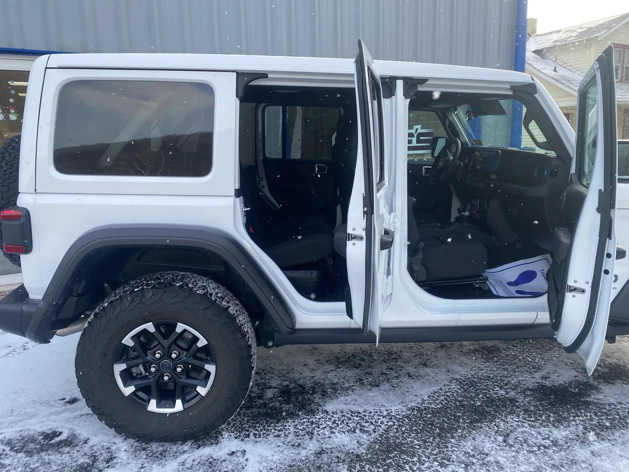 Used 2024 Jeep Wrangler Unlimited Rubicon 4xe w/ Technology Group AWD/4WD image 3