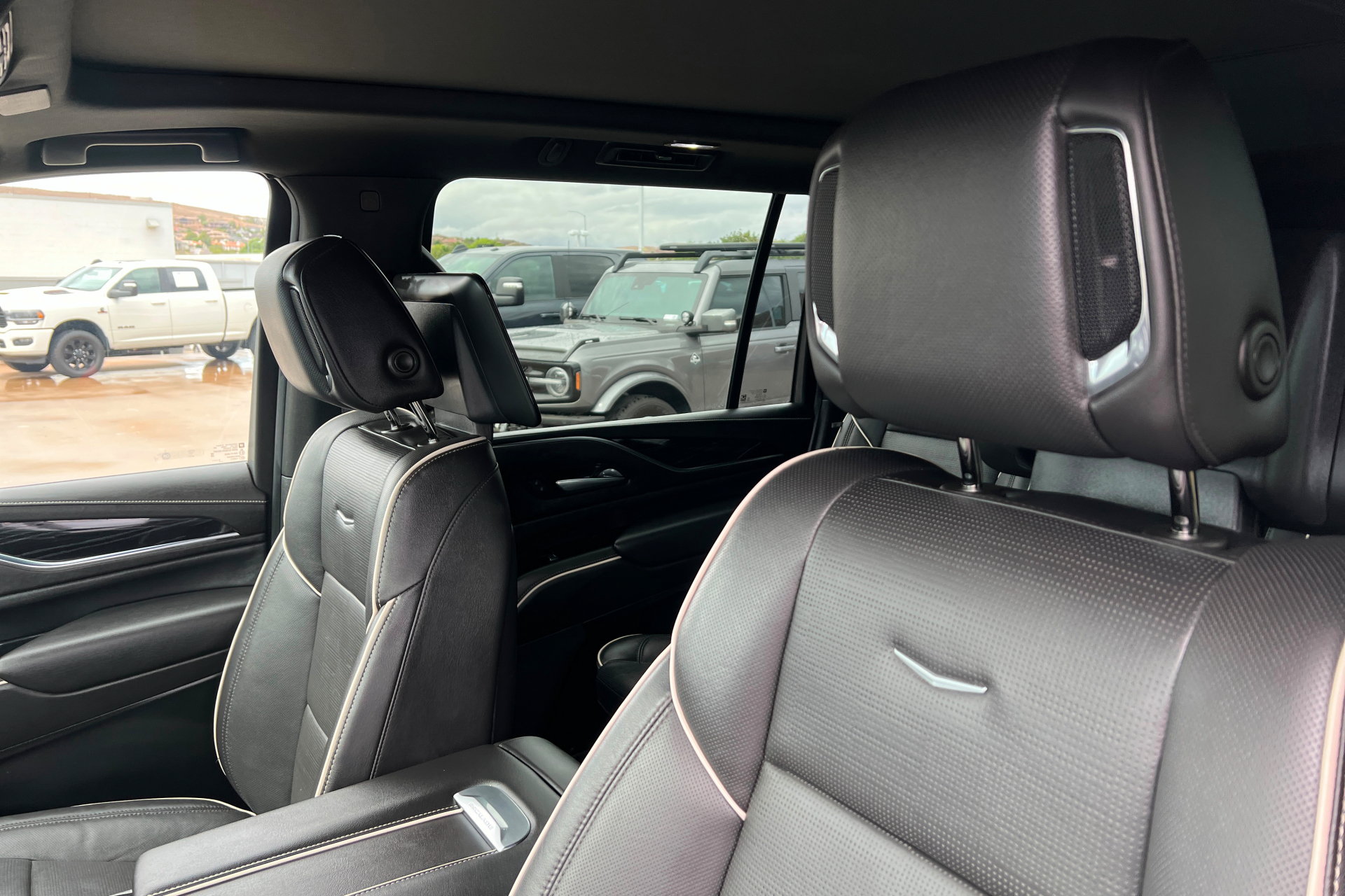 Used 2021 Cadillac Escalade ESV Sport w/ Driver Assist Tech Package AWD/4WD image 17