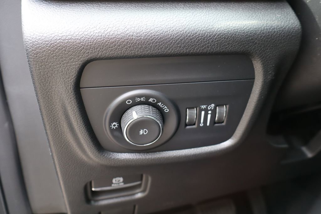 Used 2024 Jeep Grand Cherokee L Limited AWD/4WD image 14