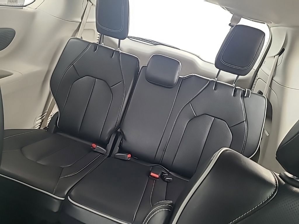 Used 2024 Chrysler Pacifica Limited image 18