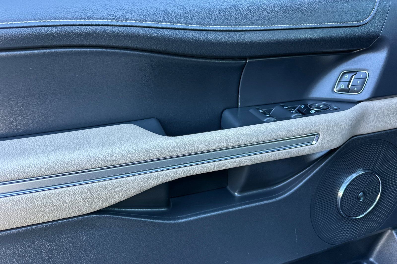 Certified 2023 Ford Expedition Limited image 9