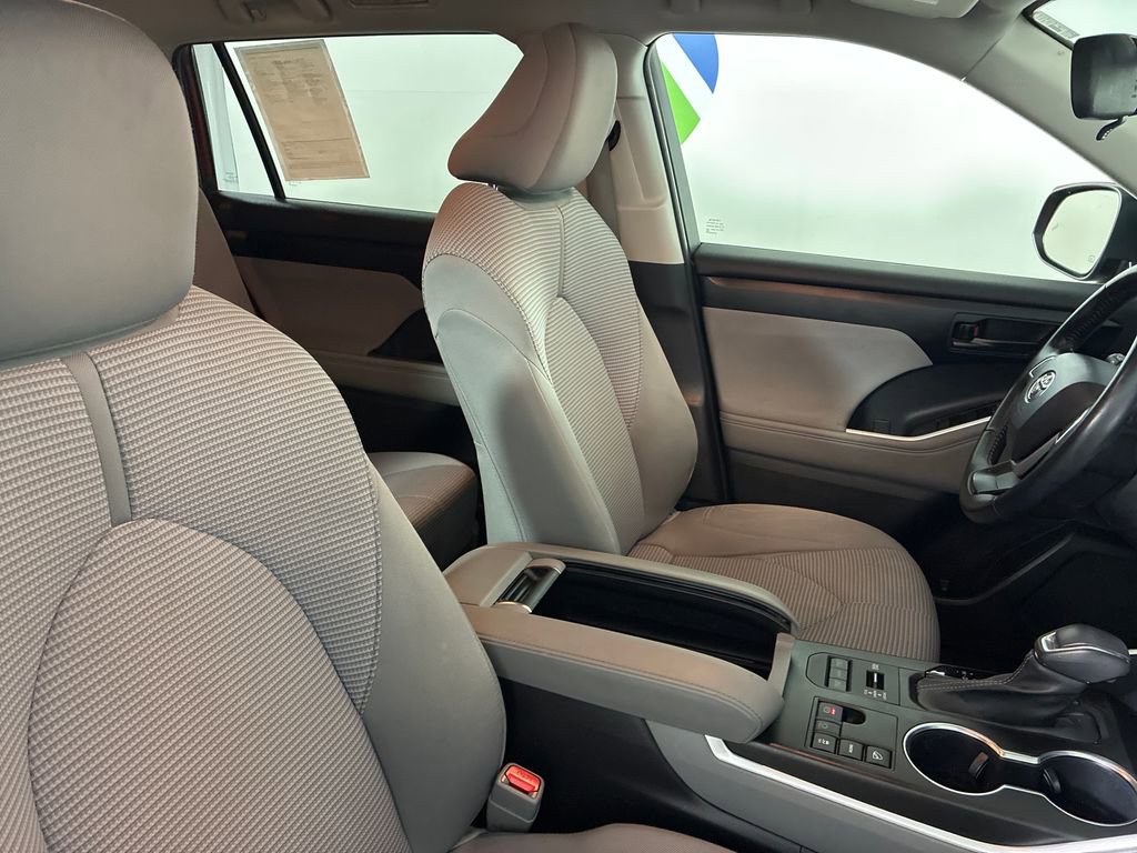 Used 2023 Toyota Highlander LE image 28