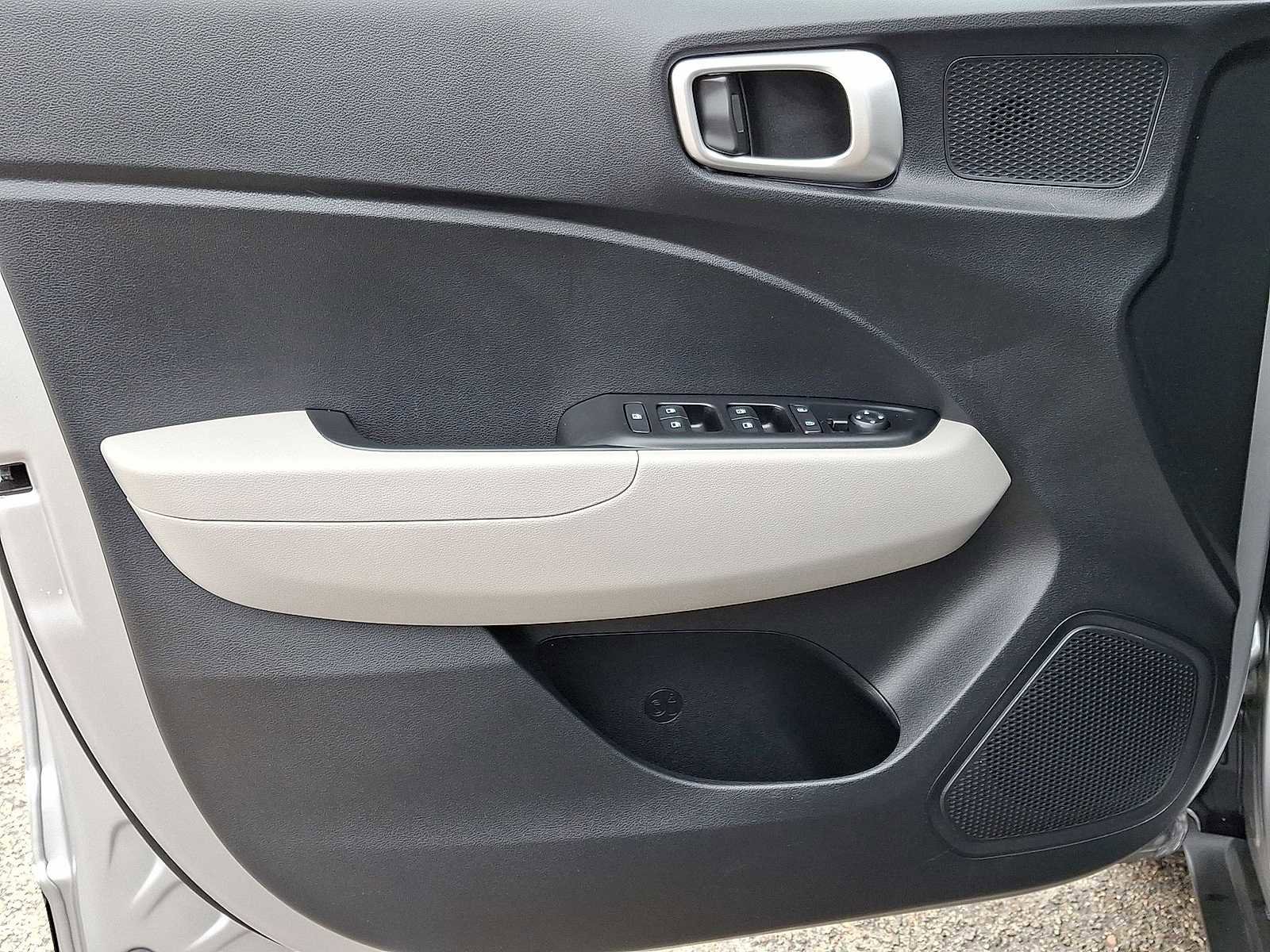 Used 2025 Hyundai Venue SEL image 26