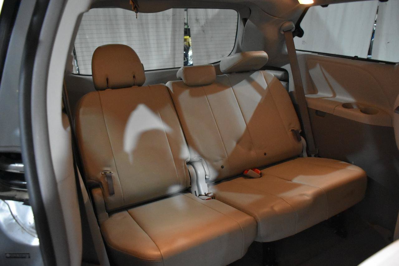 Used 2012 Toyota Sienna XLE FWD image 21
