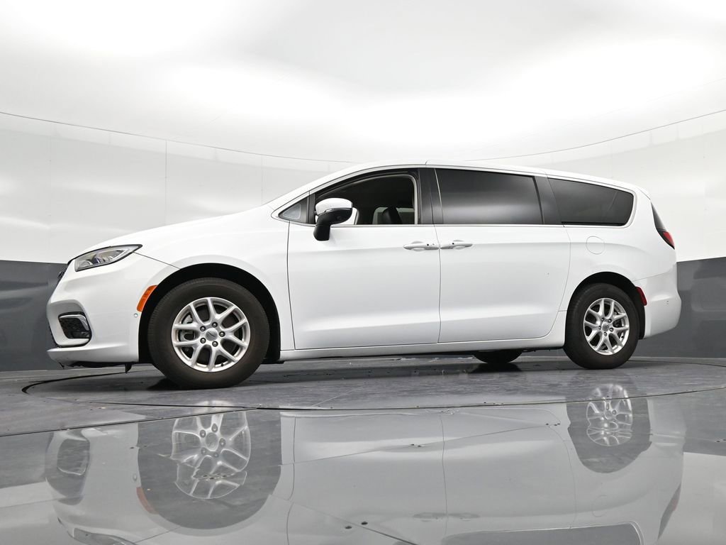 Used 2023 Chrysler Pacifica Touring-L FWD image 36