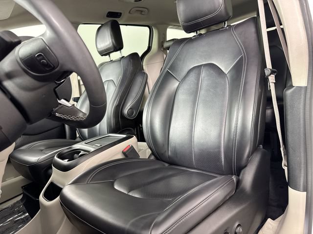 Used 2023 Chrysler Pacifica Touring-L FWD image 18