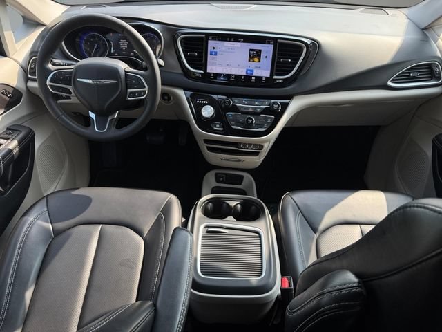 Used 2023 Chrysler Pacifica Touring-L FWD image 8