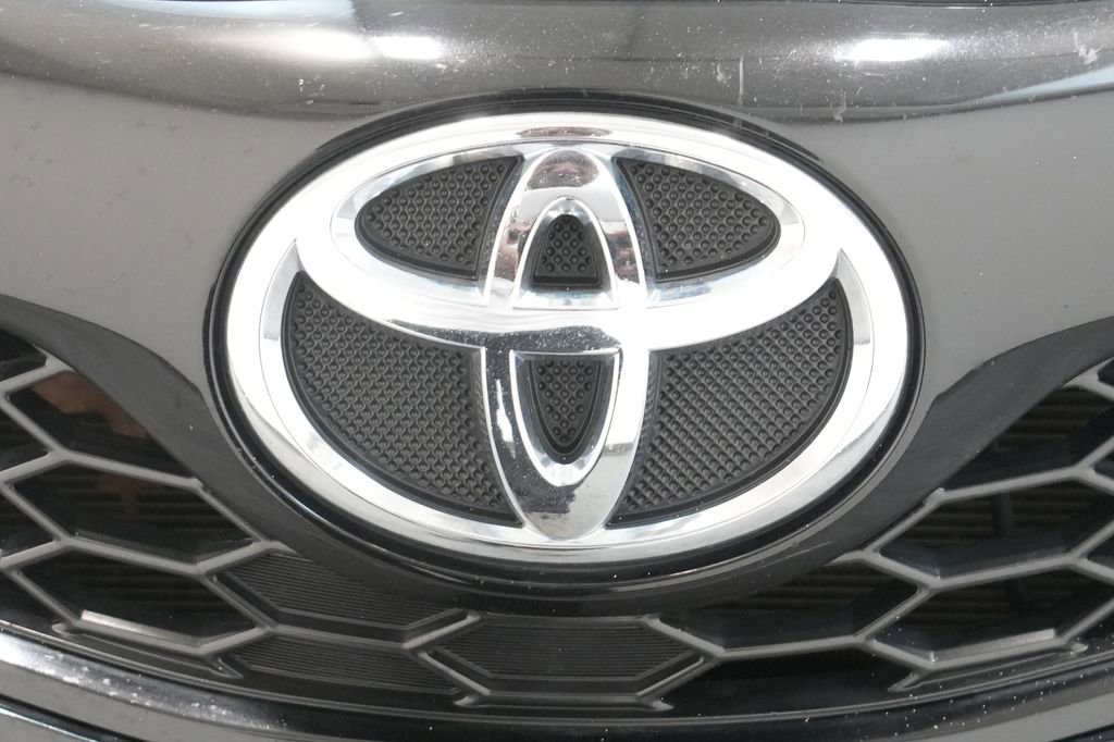 Used 2013 Toyota Camry SE w/ Leather Pkg image 12