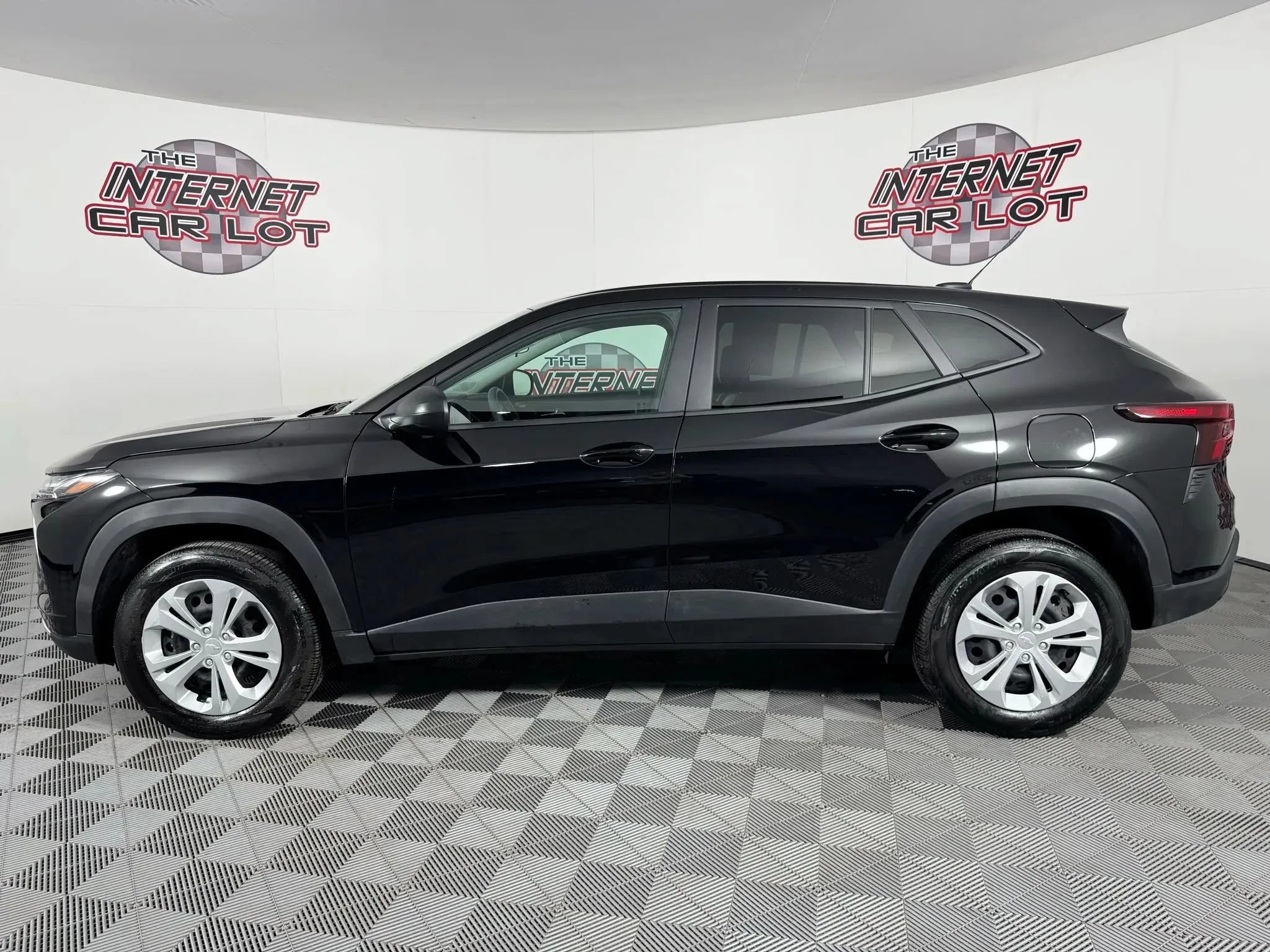 Used 2025 Chevrolet Trax LS FWD image 4