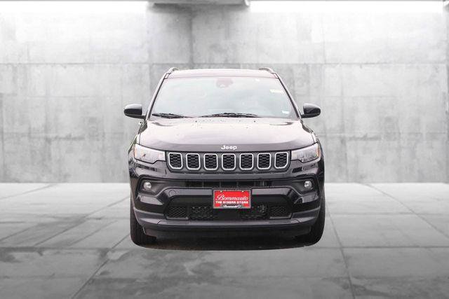 Used 2025 Jeep Compass Latitude w/ Sun & Sound Group AWD/4WD image 4