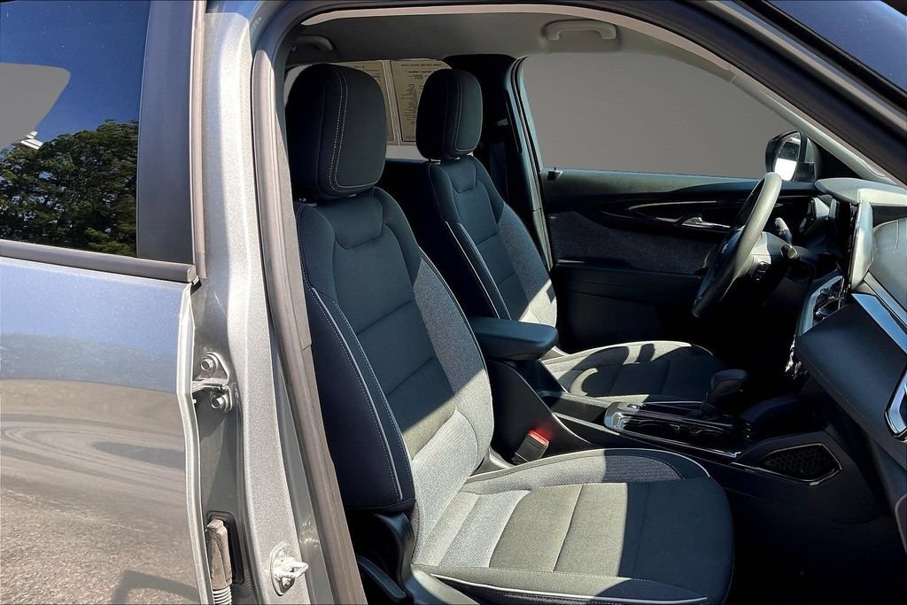 Used 2025 Chevrolet TrailBlazer LT FWD image 32