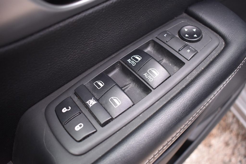 Used 2019 Chrysler Pacifica Touring Plus w/ S Appearance Package FWD image 24
