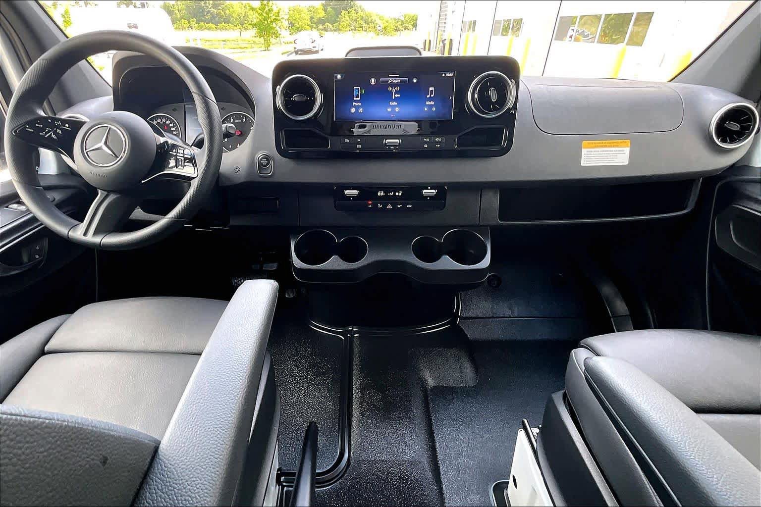 Used 2025 Mercedes-Benz Sprinter 2500 image 14