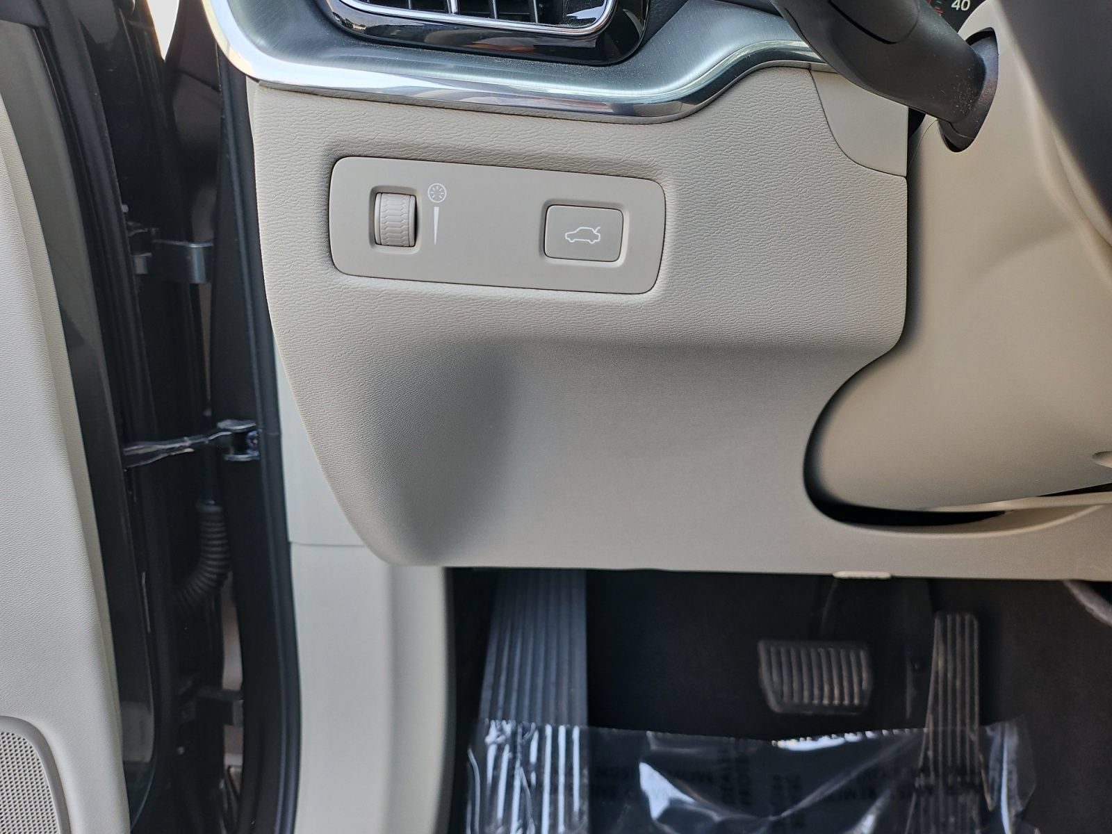Used 2019 Volvo XC60 T5 Momentum w/ Premium Package FWD image 23
