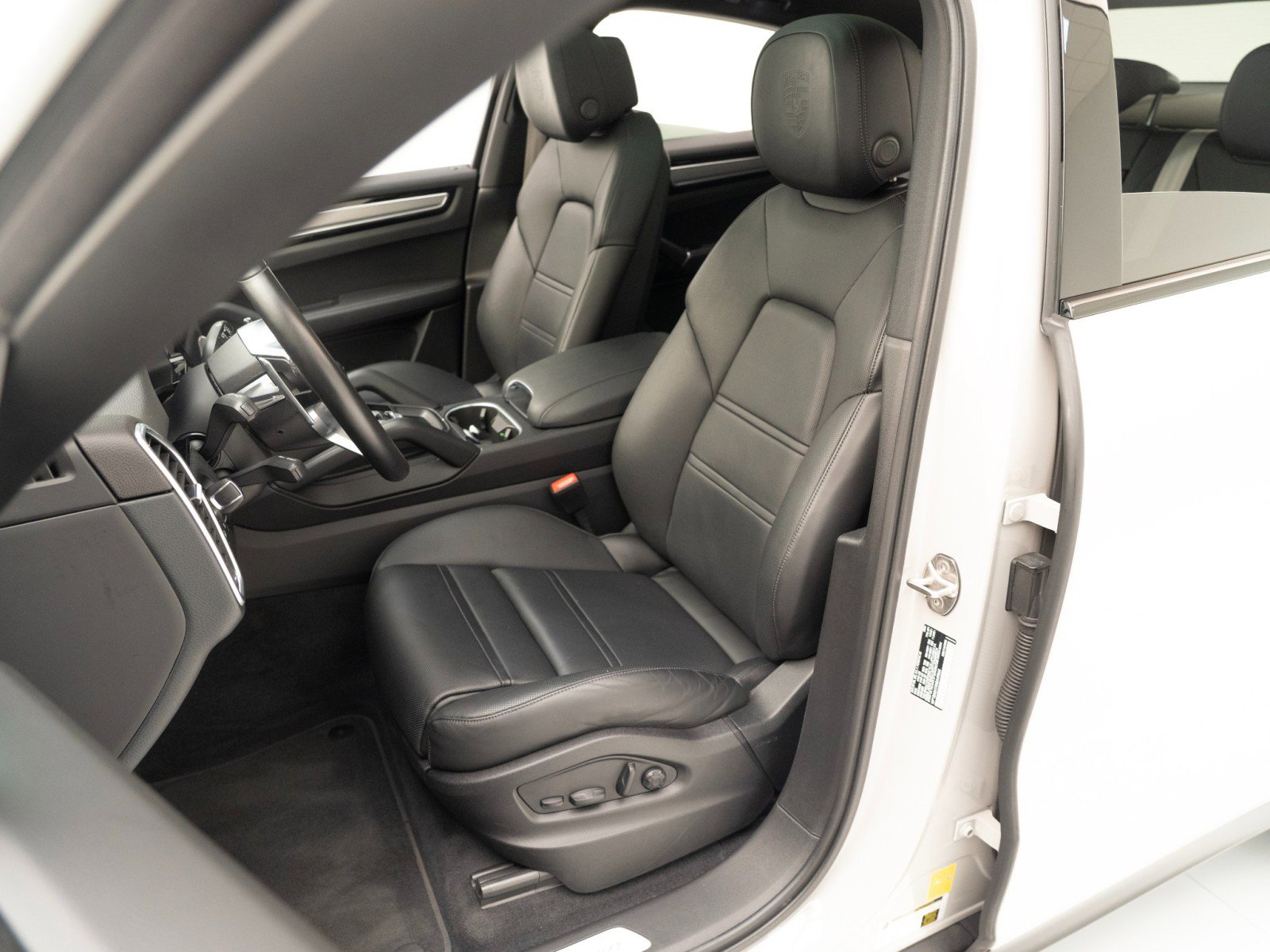 Certified 2022 Porsche Cayenne Platinum Edition image 5