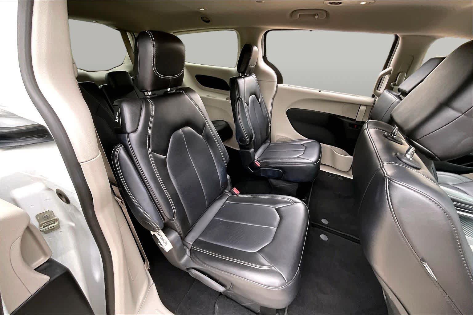 Used 2024 Chrysler Pacifica Touring-L FWD image 19