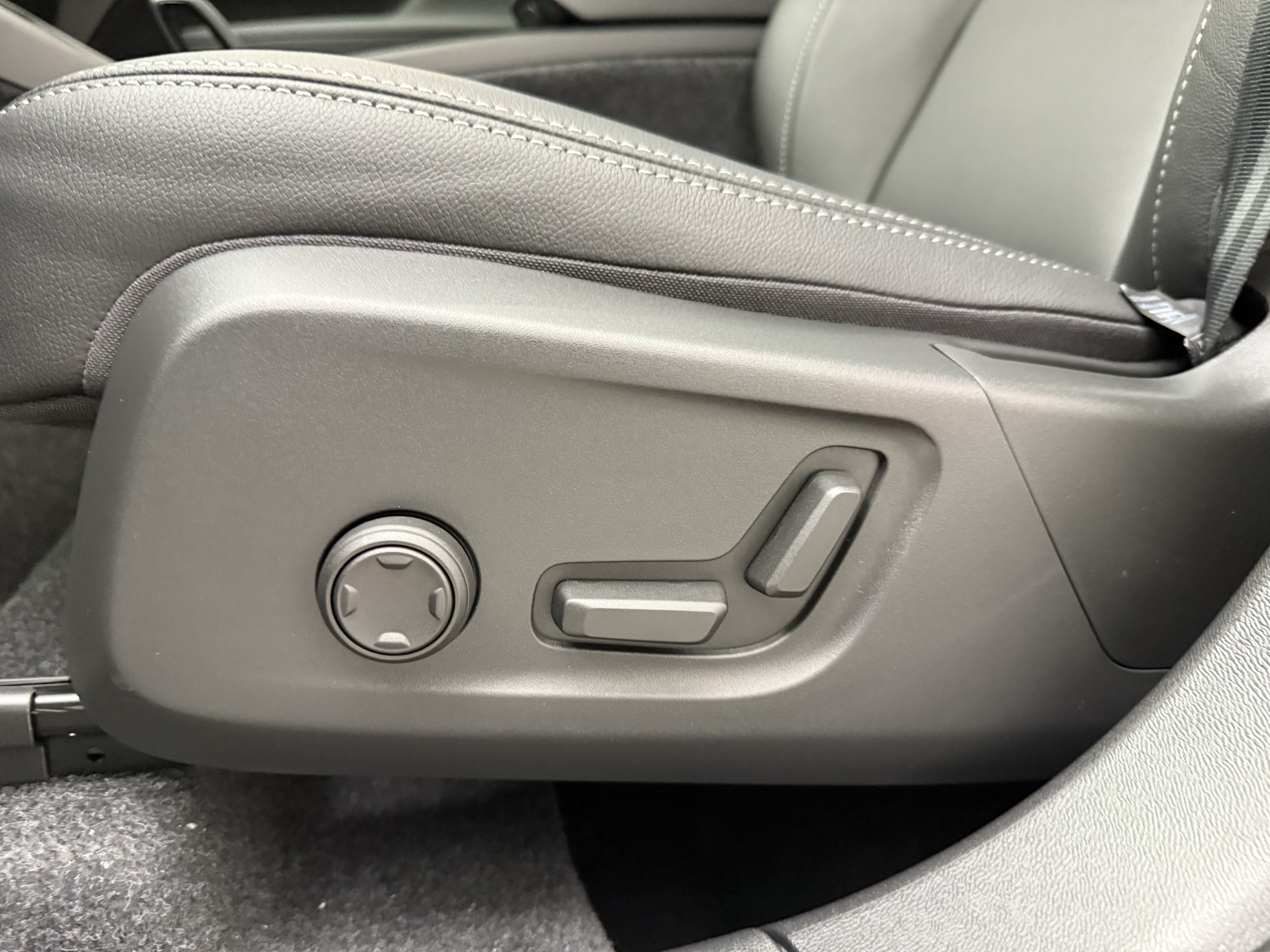 New 2026 Volvo XC40 B4 Core w/ Protection Package Premier FWD image 28