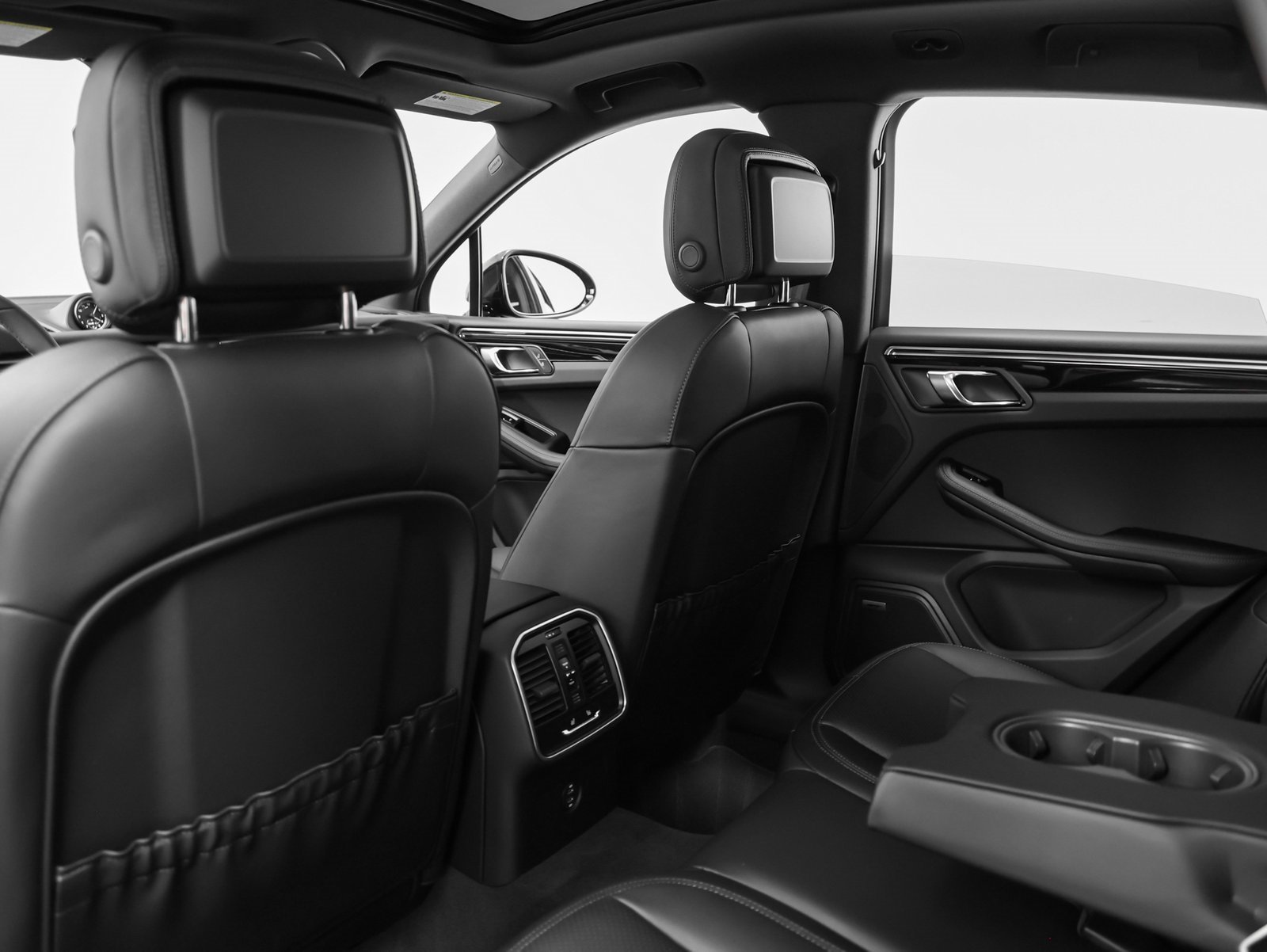 Certified 2025 Porsche Macan image 38