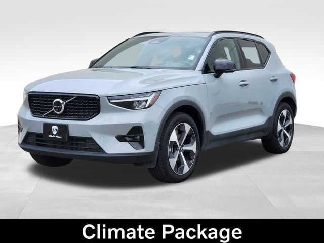 Certified 2025 Volvo XC40 B5 Plus AWD/4WD image 5