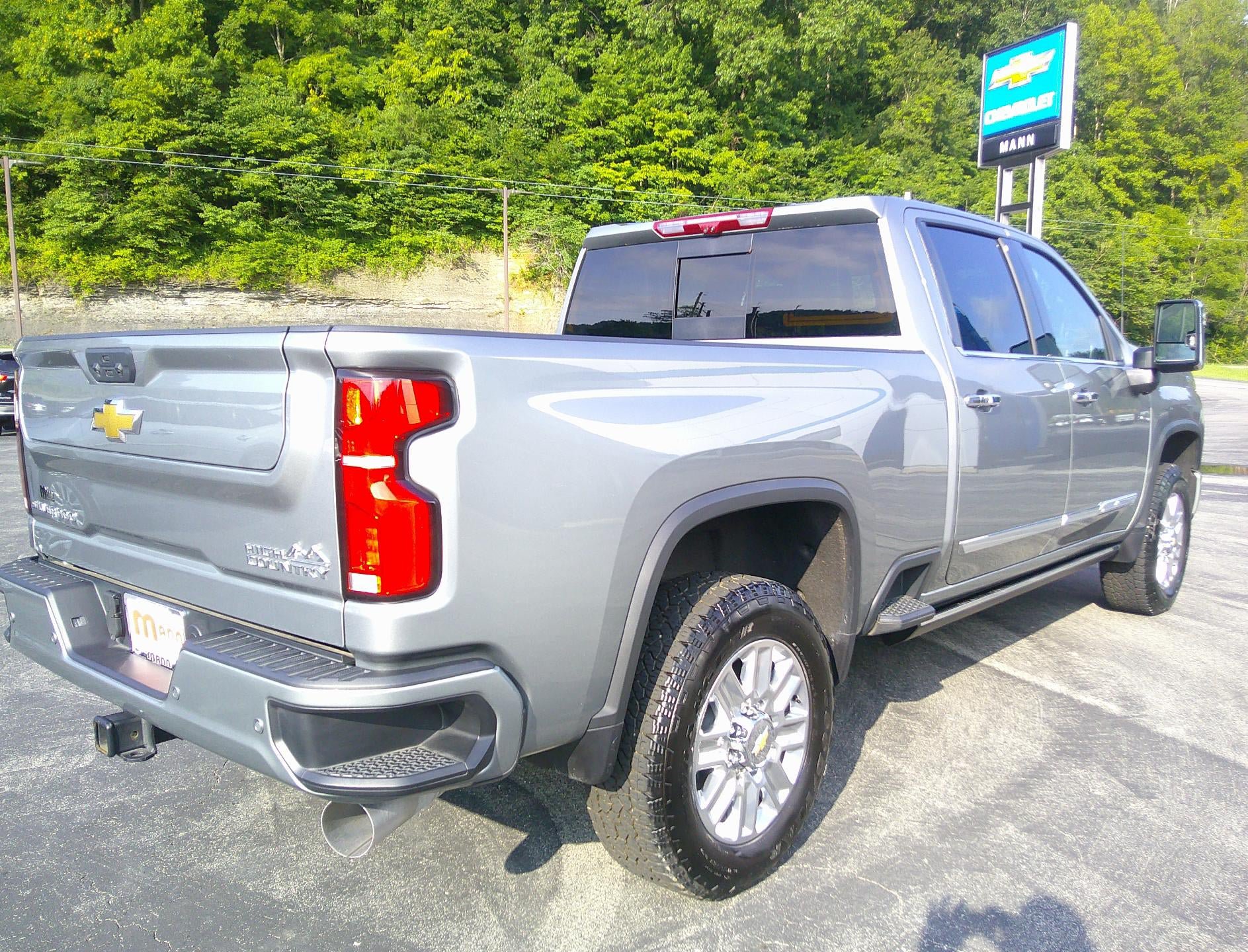 Used 2025 Chevrolet Silverado 2500 High Country w/ High Country Premium Package AWD/4WD image 4