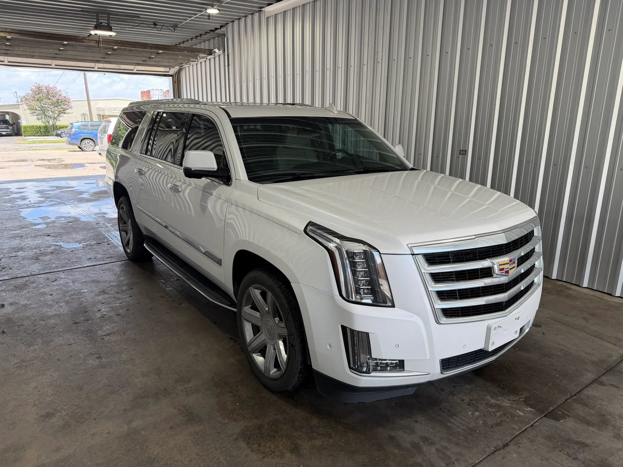 Used 2018 Cadillac Escalade ESV Luxury RWD image 4
