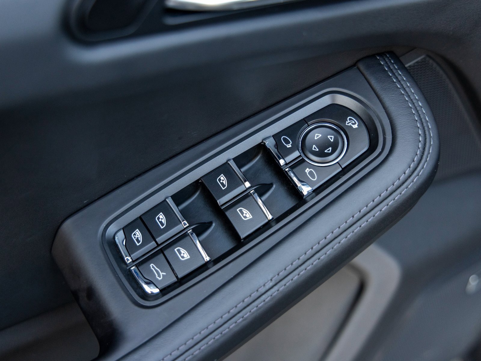 Certified 2024 Porsche Macan image 23