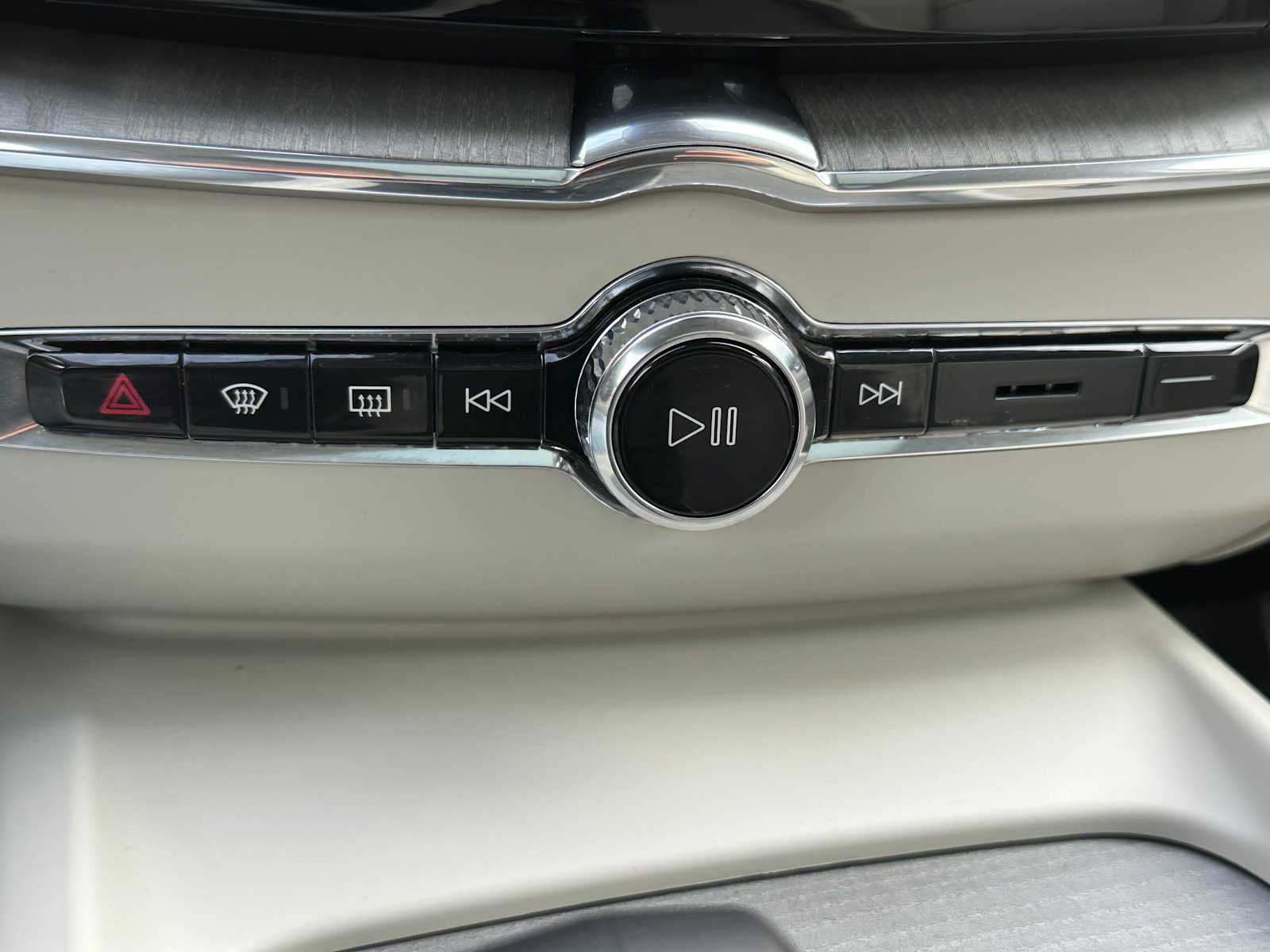 Used 2025 Volvo XC60 B5 Plus w/ Protection Package Premier image 29