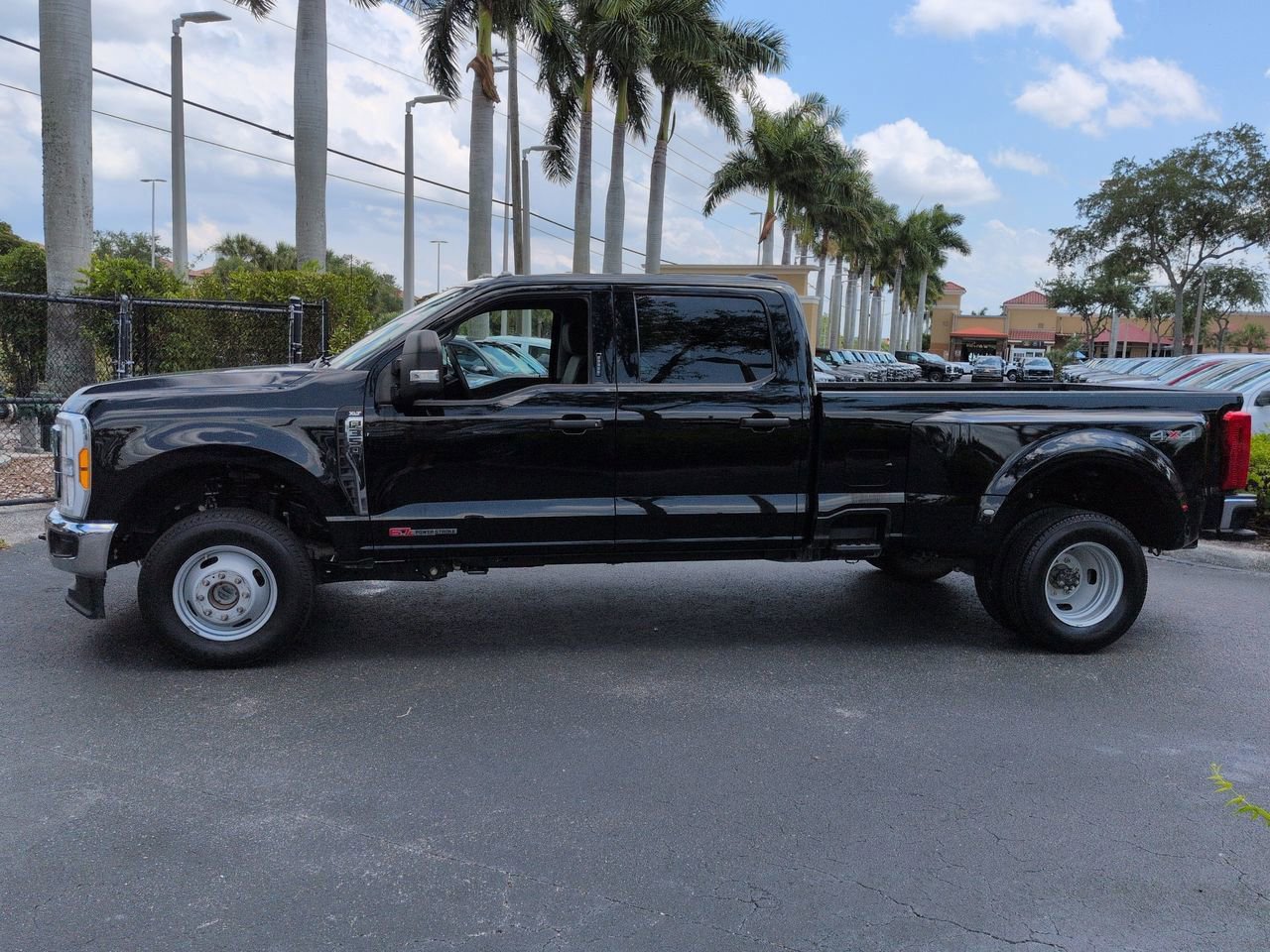 Used 2023 Ford F350 XLT AWD/4WD image 7