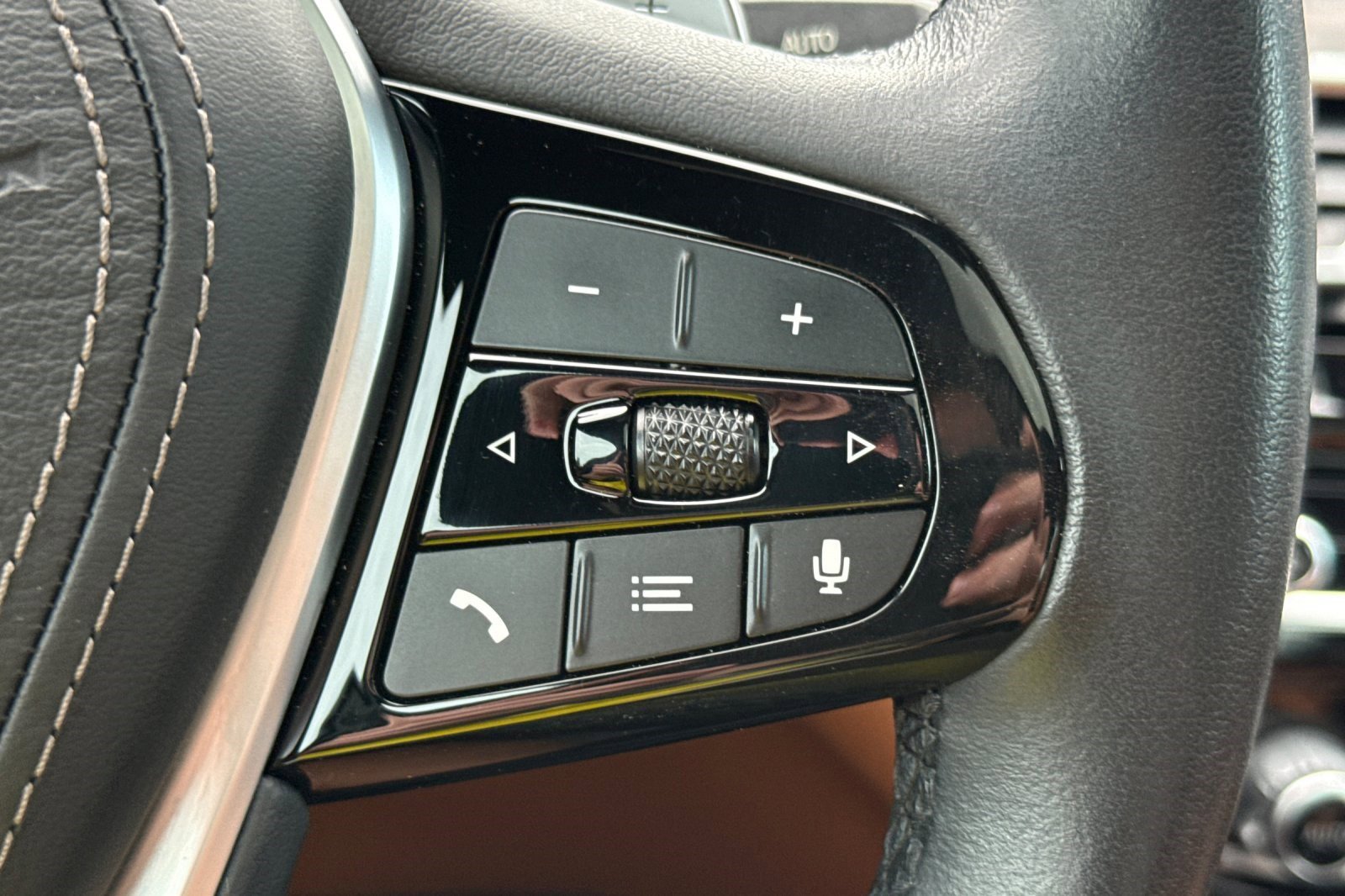 Certified 2023 BMW 530e w/ Premium Package image 31