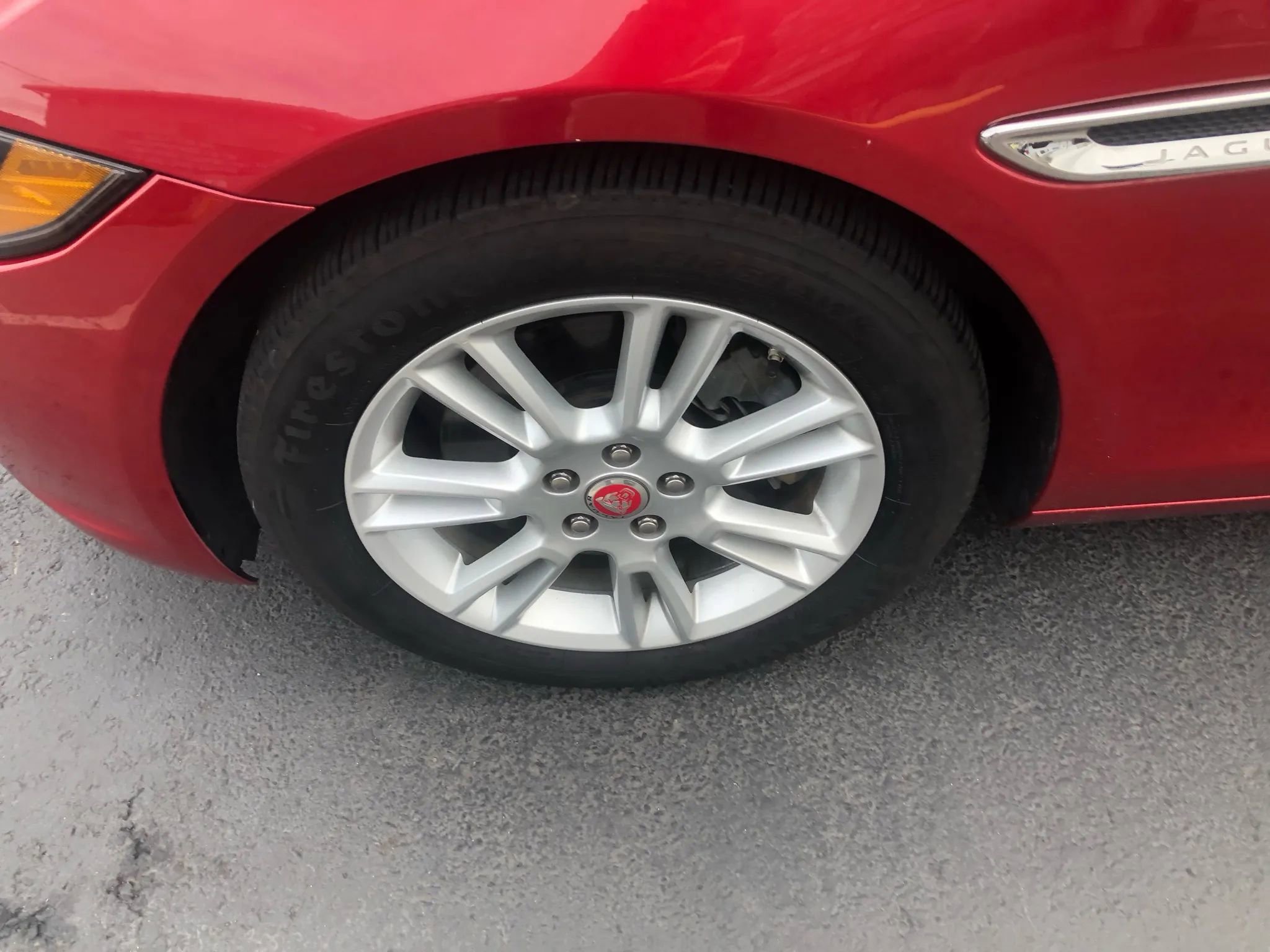 Used 2018 Jaguar XE Premium RWD image 10