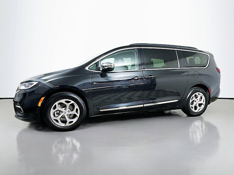 Used 2023 Chrysler Pacifica Limited image 3